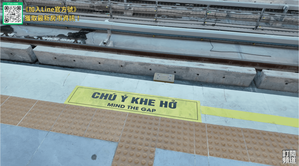 河內捷運站的地上警語-注意台階